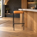 ბარის სკამი Hongqiao ნარინჯისფერი ხელოვნური ტყავის ლითონის საზურგით CV-B210BS-7-Orange — რეალურ ინტერიერში — რეალისტური მასშტაბი და ზუსტი პროდუქტი