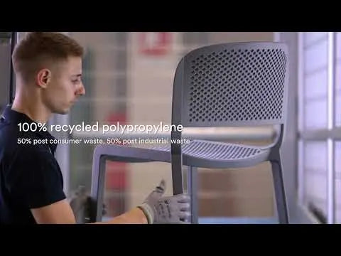 Стул из переработанного материала